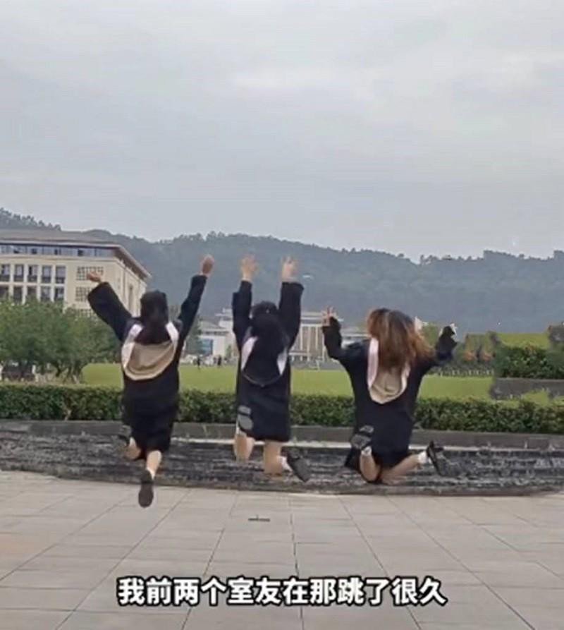 Tao dang chup anh tot nghiep ba dao, nu sinh gap phai tinh huong eo le-Hinh-2