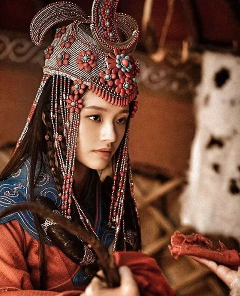 Do đó, khi đến tuổi phù hợp, cô đã kết hôn với Đại hãn Mông Cổ Mãn Đô Lỗ theo phong tục truyền thống. Đáng tiếc, sau 4 năm chung sống, Mãn Đô Lỗ qua đời vì bạo bệnh, khi đó Mãn Đô Hải mới 33 tuổi.