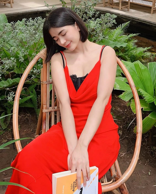 Người đẹp sinh năm 1989 cho biết, hành trình từ một diễn viên trở thành phi công rất khó khăn nhưng cô thấy vui vì đã đạt được mục tiêu bằng chính đam mê và nỗ lực của bản thân.