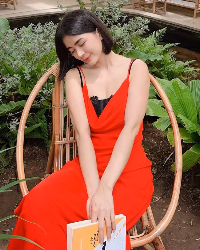 Người đẹp sinh năm 1989 cho biết, hành trình từ một diễn viên trở thành phi công rất khó khăn nhưng cô thấy vui vì đã đạt được mục tiêu bằng chính đam mê và nỗ lực của bản thân.