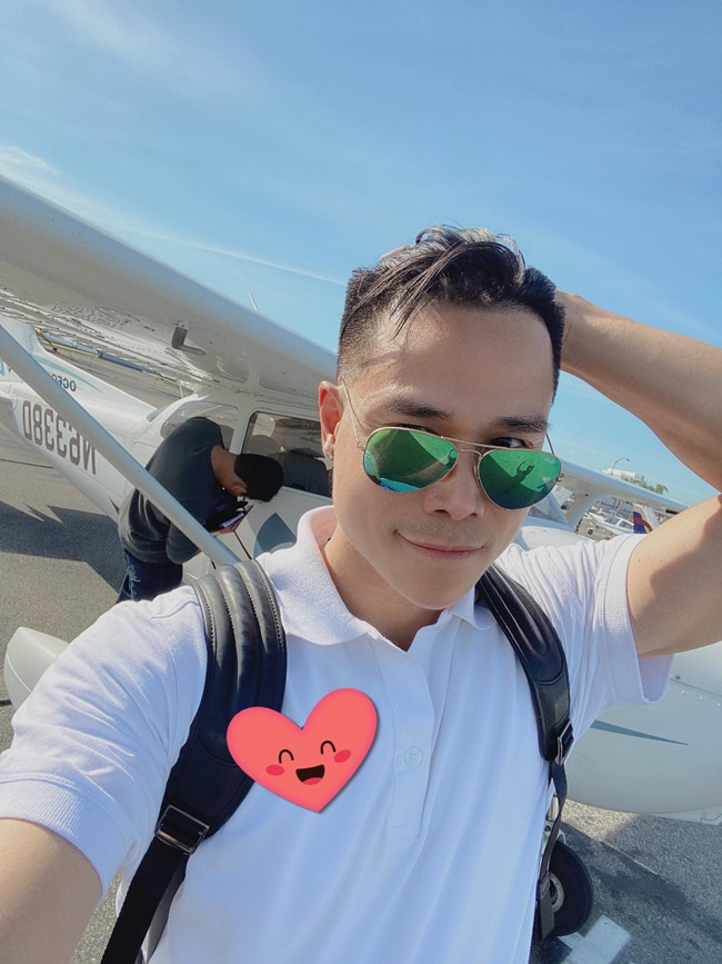 Trong một bài phỏng vấn trên VTC News năm 2020, Tiến Đoàn cho biết, sang Mỹ anh làm giáo viên dạy lái máy bay. Dù đã tốt nghiệp khóa đào tạo phi công và muốn xin vào một hãng hàng không nhưng sao nam 8X cho biết, điều kiện để vào một hãng hàng không ở Mỹ là điều rất khó. Dù vậy, anh không nản lòng mà phấn đấu cho ước mơ bằng cách đi dạy lái máy bay để tích luỹ tối thiểu 1.500 giờ bay và kinh nghiệm để xin làm phi công.