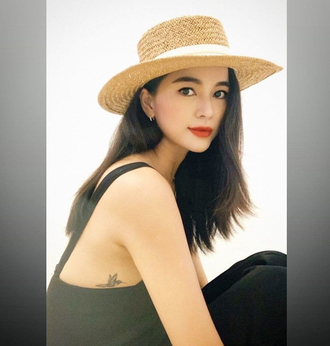 Diệu Thúy cho biết, vợ chồng cô sống hiện đại, thoải mái, không áp đặt và độc lập về kinh tế. Thậm chí, cô và chồng Tây còn ký hợp đồng hôn nhân rõ ràng. "Chúng tôi ký hợp đồng hôn nhân, cam kết phân chia tài sản nếu xảy ra ly hôn từ trước đám cưới. Chúng tôi muốn tránh những tranh cãi, rắc rối không đáng có nếu chẳng may sau này gặp trục trặc trong hôn nhân. Việc lập hợp đồng hôn nhân không phải vì chồng tôi có nhiều tiền, sợ phải chia sẻ với tôi hay ngược lại mà do anh ấy nhận thấy việc đầu tư kinh doanh của mình có yếu tố rủi ro", cô chia sẻ.