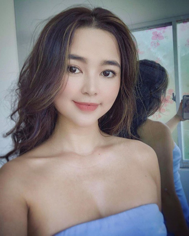 Trước khi làm việc cho hãng phi công ở Việt Nam từ năm 2019, Diệu Thúy từng làm tiếp viên cho một hãng hàng không tại Dubai.