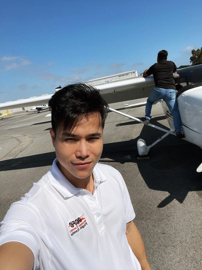 Ngoài lời khuyên của bạn gái, Tiến Đoàn mong muốn theo đuổi nghề phi công vì anh thích đi du lịch đó đây. "Chỉ có làm phi công tôi mới có cơ hội được đi nhiều nơi", anh vui vẻ cho biết.