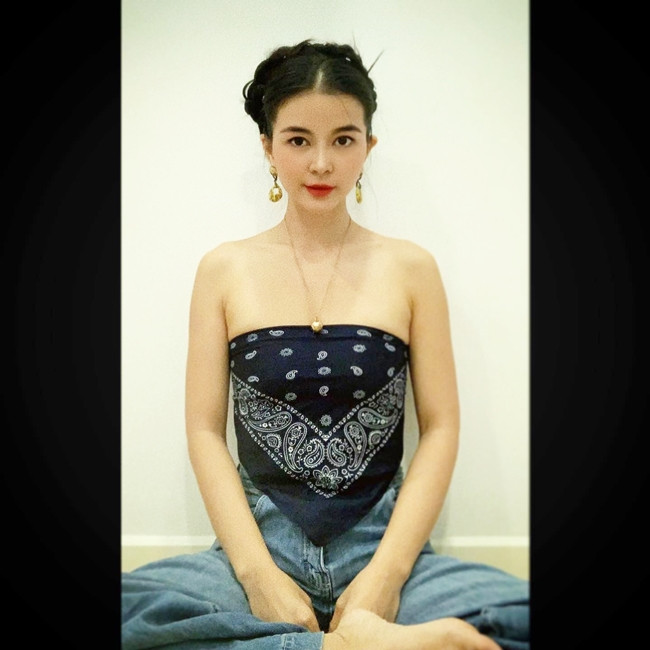 Theo Diệu Thúy, nghề phi công phải học cả đời vì công việc này quá đặc thù. "Tôi có trách nhiệm đảm bảo an toàn cho hàng trăm con người khi ngồi trong buồng lái. Tôi luôn tự ý thức phải rèn luyện bản thân, chắc tay lái trên mỗi hành trình", người đẹp 8X từng chia sẻ.