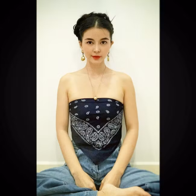 Theo Diệu Thúy, nghề phi công phải học cả đời vì công việc này quá đặc thù. "Tôi có trách nhiệm đảm bảo an toàn cho hàng trăm con người khi ngồi trong buồng lái. Tôi luôn tự ý thức phải rèn luyện bản thân, chắc tay lái trên mỗi hành trình", người đẹp 8X từng chia sẻ.