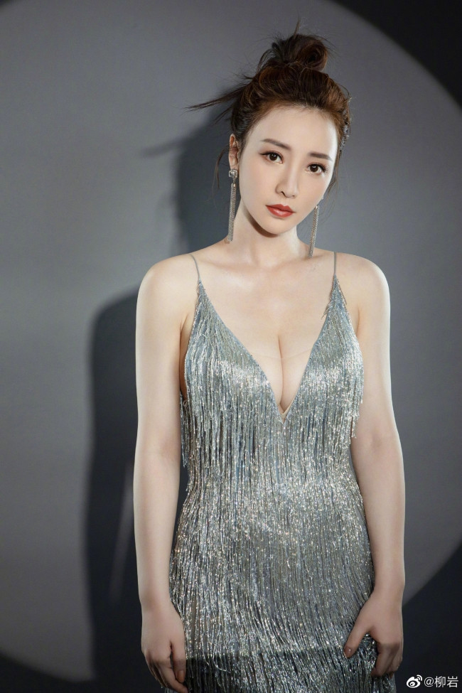 Người đẹp sinh năm 1980 từng bị chê trách vì sử dụng trang phục gợi cảm làm chiêu trò để nổi tiếng.