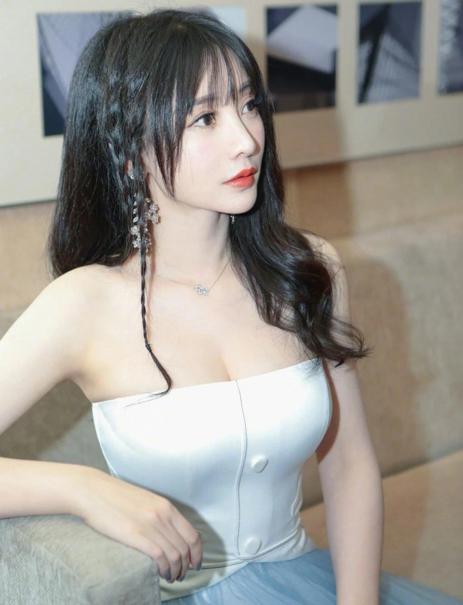 Cô cũng từng gặp sự cố trên thảm đỏ chỉ vì lối ăn vận của mình.