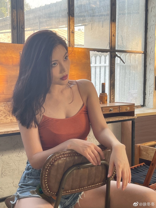 Tuy nhiên điều này cũng gán mác cô trong hình ảnh quyến rũ. Kể cả khi đóng vai Tiểu Long Nữ trong "Thần điêu đại hiệp" hay mẹ Đoàn Dự trong "Thiên long bát bộ".