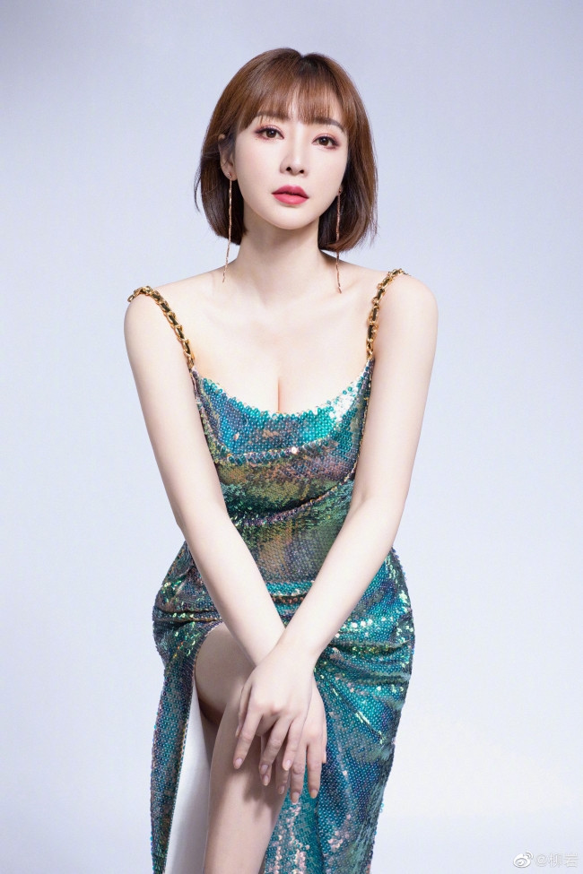 Cô vẫn diện tôn dáng nhưng có phần tiết chế hơn trước nên không gây ra hình ảnh kém duyên.