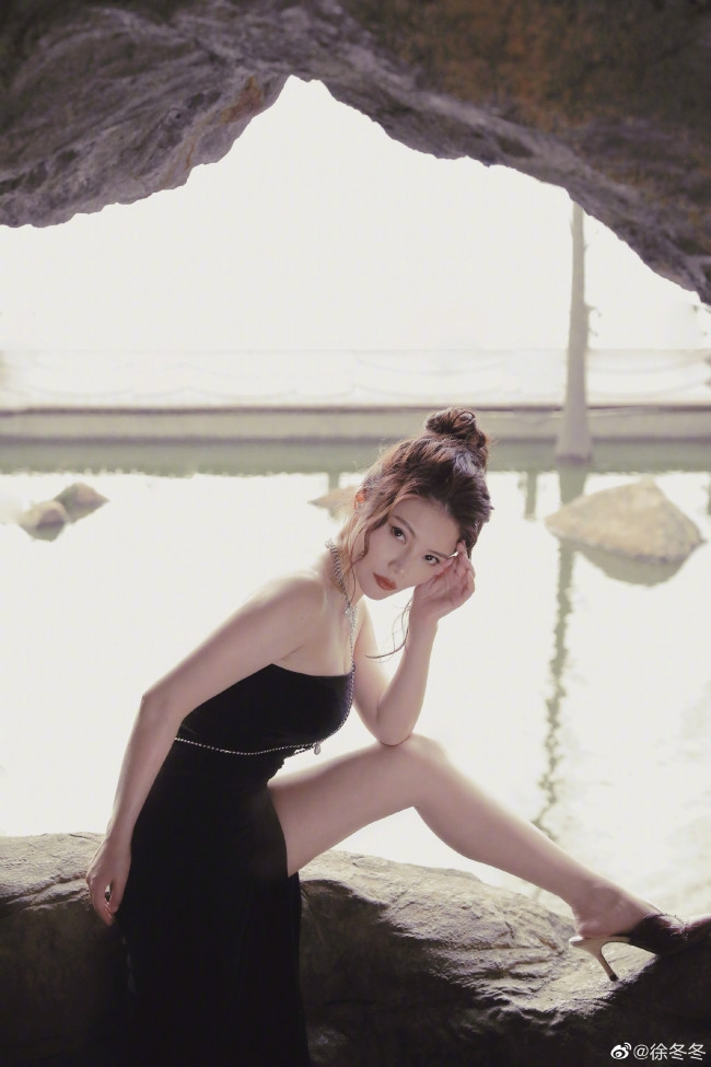 Hiện tại, người đẹp đã tiết chế hơn trong phong cách ăn mặc.