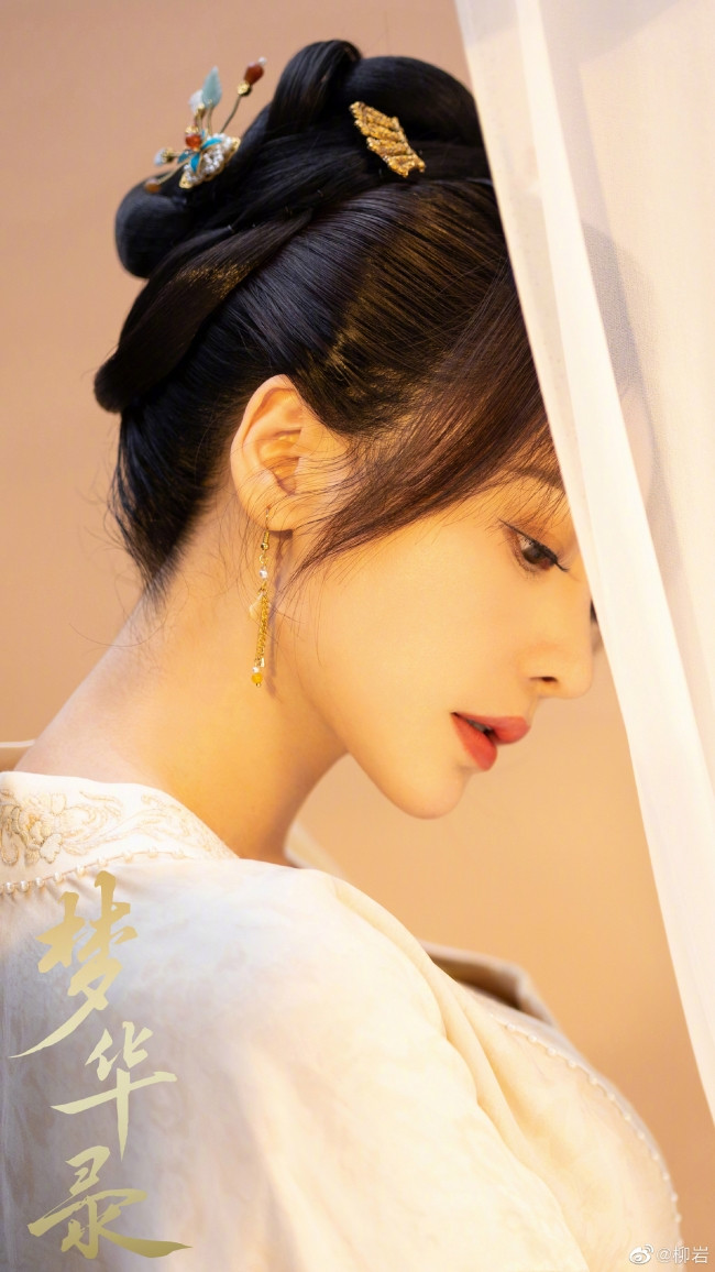 Khi nhắc đến những người đẹp "siêu vòng 1" của Trung Quốc không thể bỏ qua cái tên Liễu Nham.