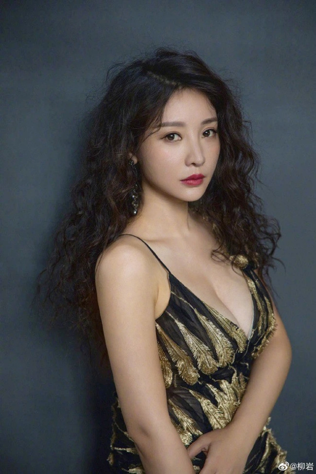 Mặc dù đã ở tuổi 42 nhưng không thể phủ nhận Liễu Nham vẫn vô cùng gợi cảm.