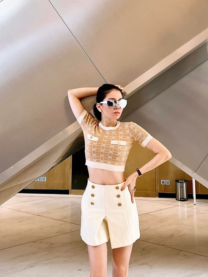 Diem danh hoi chi dep so huu vong eo thon hon ca gai con son-Hinh-3