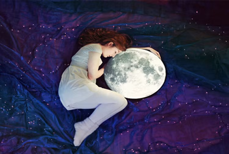  Bên cạnh đó, giấc mơ này cũng cho thấy tình gia đình bạn được cải thiện đáng kể. Giữa bạn và người thân tháo gỡ được những mâu thuẫn, thêm yêu thương, gắn bó với nhau.