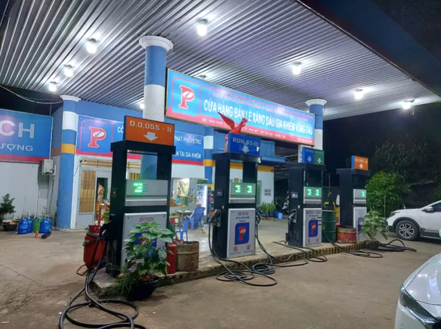 Phong toa, kham xet dia diem nghi san xuat hang trieu lit xang dau gia