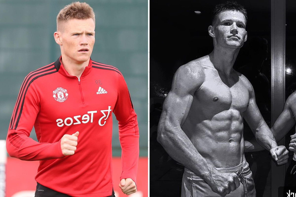 Scott McTominay khiến người hâm mộ ngỡ ngàng với thân hình cường tráng sau quá trình khổ luyện trong phòng gym. Theo Daily Mail, tiền vệ người Scotland đang nỗ lực cải thiện thể trạng để gây ấn tượng với HLV Erik ten Hag. McTominay từng gây bất ngờ vì sự phát triển vượt bậc về thể chất. Chỉ trong khoảng thời gian ngắn từ 2015 đến 2017, tiền vệ này tăng đến 25 cm chiều cao (từ 1,68 m lên 1,93 m).