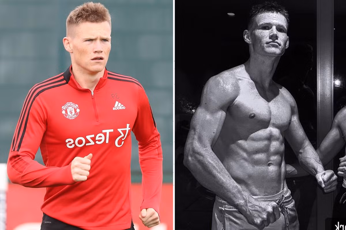Scott McTominay khiến người hâm mộ ngỡ ngàng với thân hình cường tráng sau quá trình khổ luyện trong phòng gym. Theo Daily Mail, tiền vệ người Scotland đang nỗ lực cải thiện thể trạng để gây ấn tượng với HLV Erik ten Hag. McTominay từng gây bất ngờ vì sự phát triển vượt bậc về thể chất. Chỉ trong khoảng thời gian ngắn từ 2015 đến 2017, tiền vệ này tăng đến 25 cm chiều cao (từ 1,68 m lên 1,93 m).