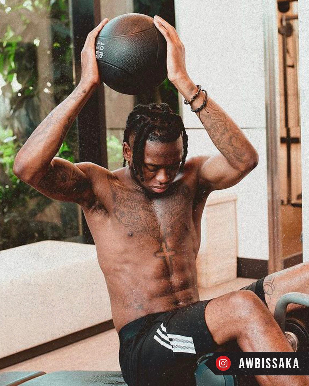 Aaron Wan-Bissaka được cho là bị gạch tên khỏi kế hoạch của HLV Ten Hag. Tuy nhiên khi Man Utd gặp khó khăn trong việc bổ sung nhân sự, hậu vệ này vẫn còn cơ hội. Wan-Bissaka tranh thủ tập luyện để kỳ vọng về việc HLV người Hà Lan sẽ thay đổi quan điểm về mình.