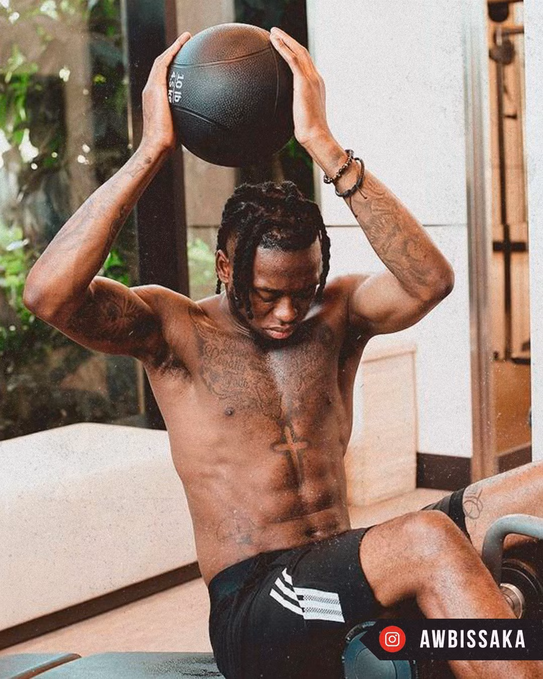 Aaron Wan-Bissaka được cho là bị gạch tên khỏi kế hoạch của HLV Ten Hag. Tuy nhiên khi Man Utd gặp khó khăn trong việc bổ sung nhân sự, hậu vệ này vẫn còn cơ hội. Wan-Bissaka tranh thủ tập luyện để kỳ vọng về việc HLV người Hà Lan sẽ thay đổi quan điểm về mình.