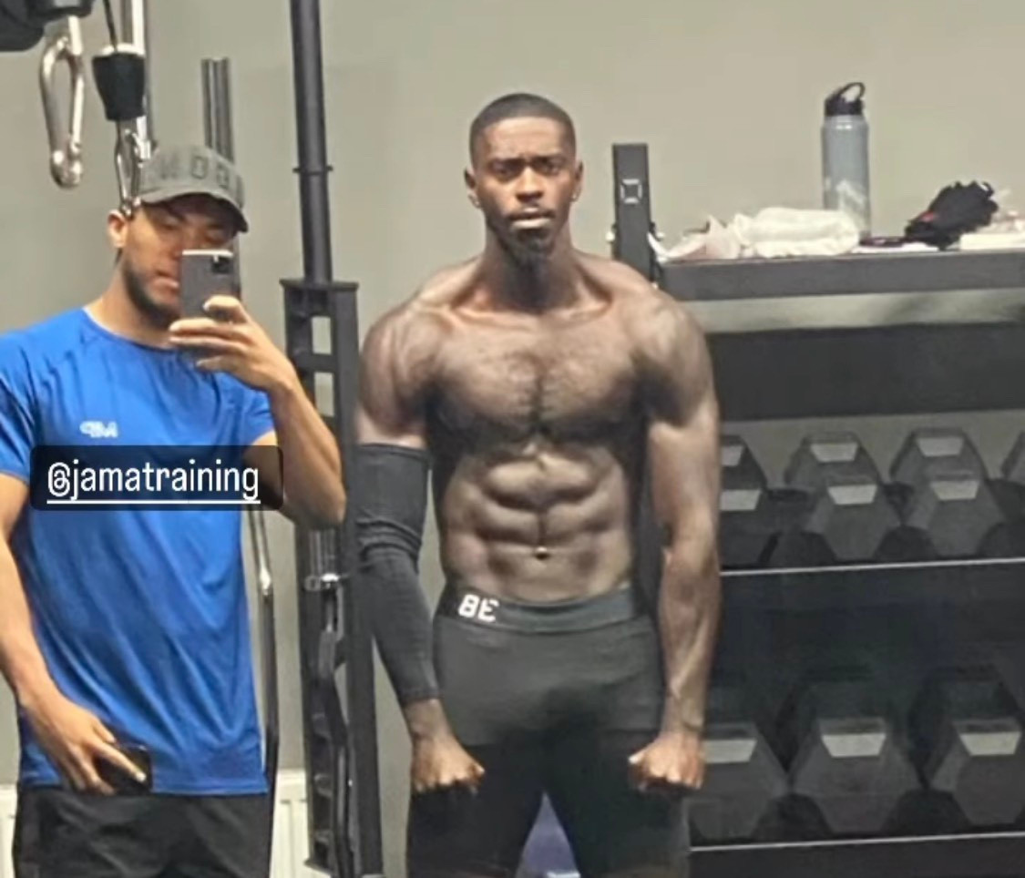 Axel Tuanzebe cũng đăng tải lên trang cá nhân hình ảnh anh tập luyện với cường độ cao. Không khó để thấy Tuanzebe có sự lột xác về vóc dáng. Nửa năm trước, thân hình của hậu vệ 24 tuổi vẫn còn tương đối mảnh khảnh. Việc duy trì chế độ tập luyện nghiêm ngặt giúp Tuanzebe trông vạm vỡ hơn rất nhiều.