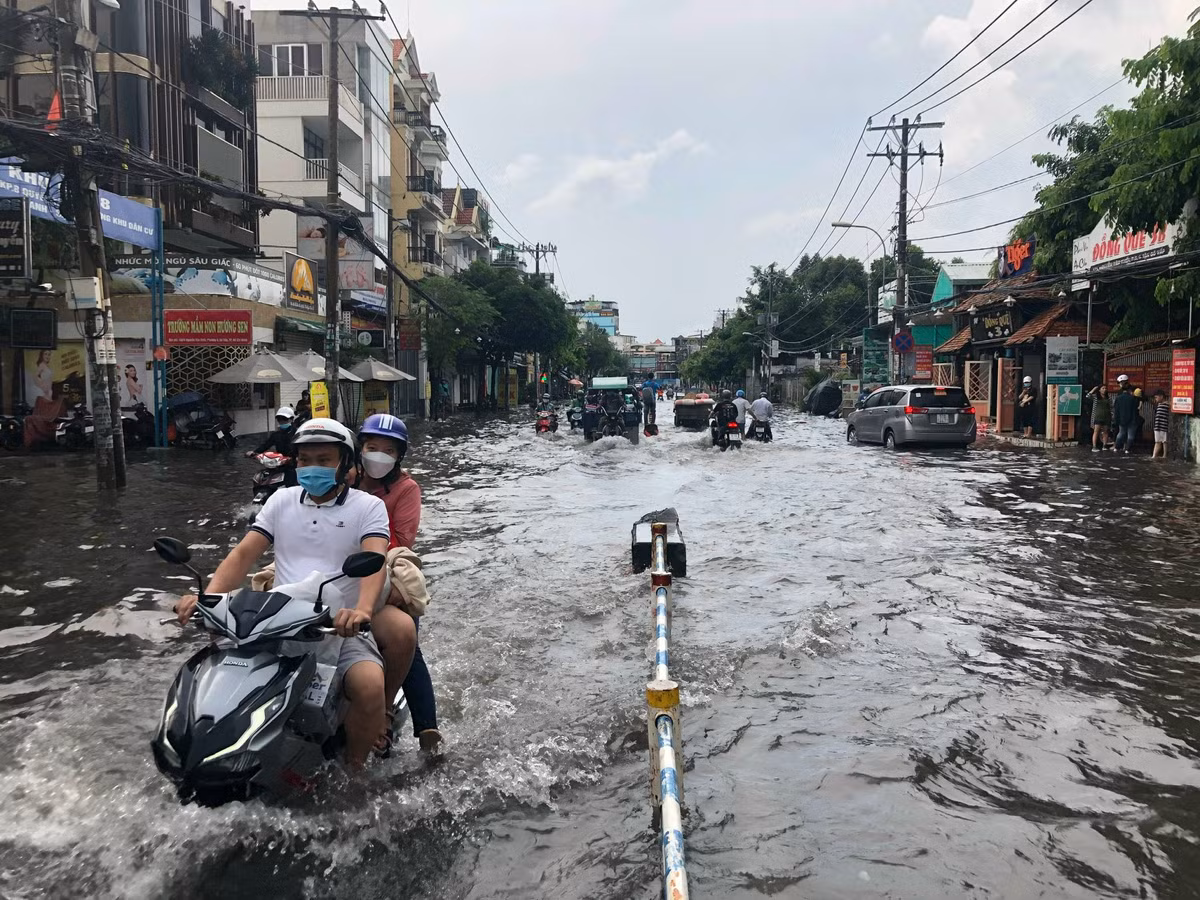 Nhieu tuyen duong bi ngap sau tran mua lon o TP.HCM