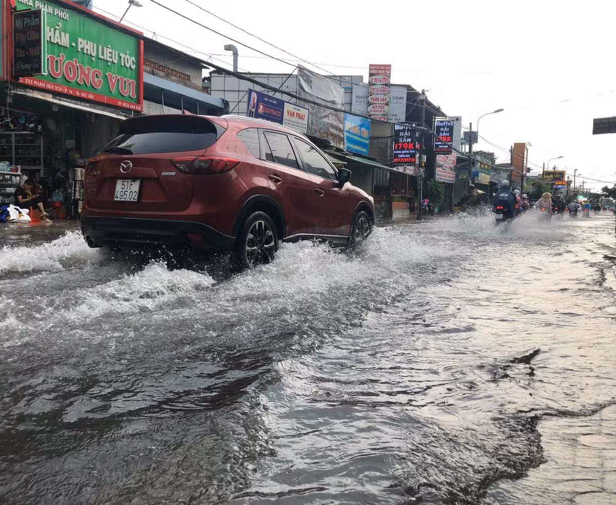 Nhieu tuyen duong bi ngap sau tran mua lon o TP.HCM-Hinh-2