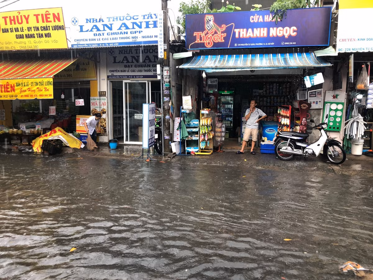 Nhieu tuyen duong bi ngap sau tran mua lon o TP.HCM-Hinh-3