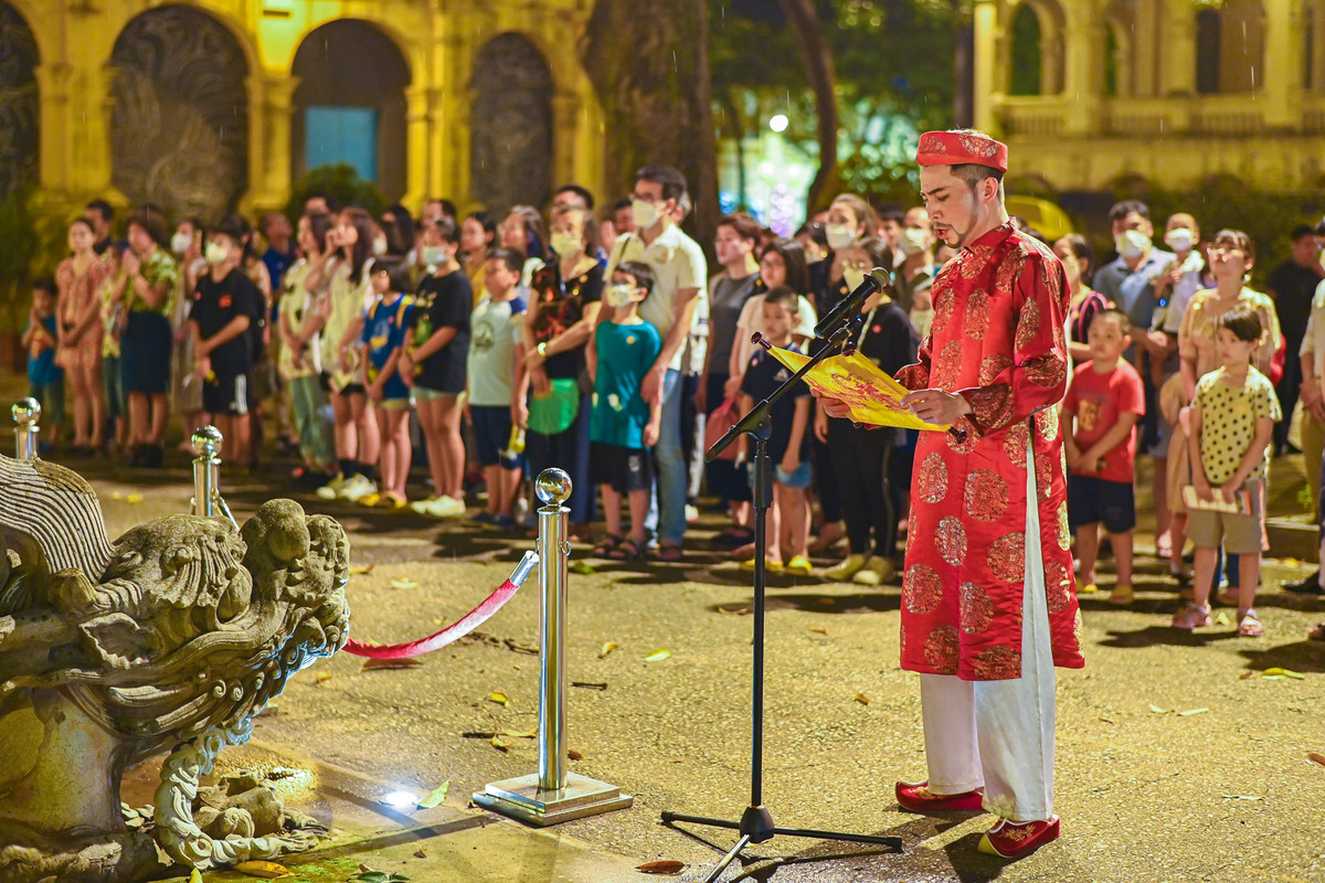 Tại điện Kinh Thiên, du khách được nghe bài "Dâng Văn". Đây là trung tâm của khu di tích Hoàng Thành Thăng Long, được xây dựng từ năm 1428, bị thực dân Pháp phá năm 1886 để xây dựng trụ sở chỉ huy pháo binh và hiện chỉ còn lại nền điện Kính Thiên và hai bậc thềm rồng đá.