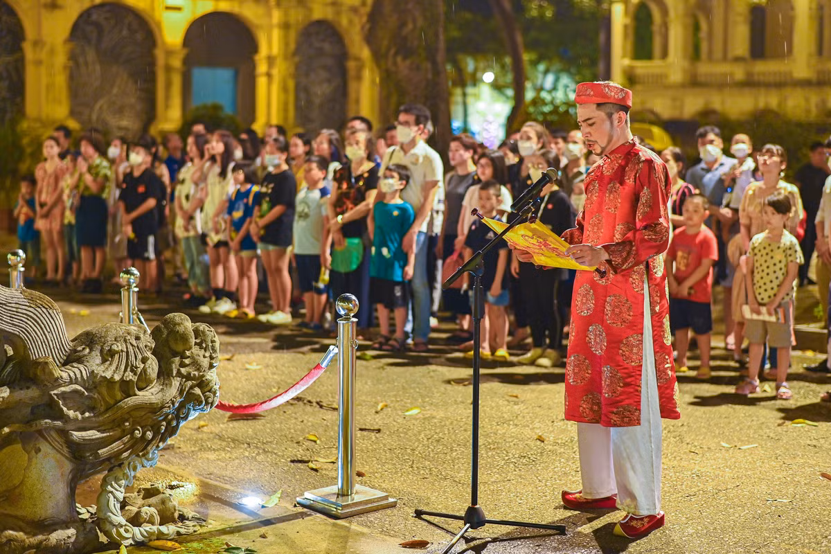 Tại điện Kinh Thiên, du khách được nghe bài "Dâng Văn". Đây là trung tâm của khu di tích Hoàng Thành Thăng Long, được xây dựng từ năm 1428, bị thực dân Pháp phá năm 1886 để xây dựng trụ sở chỉ huy pháo binh và hiện chỉ còn lại nền điện Kính Thiên và hai bậc thềm rồng đá.