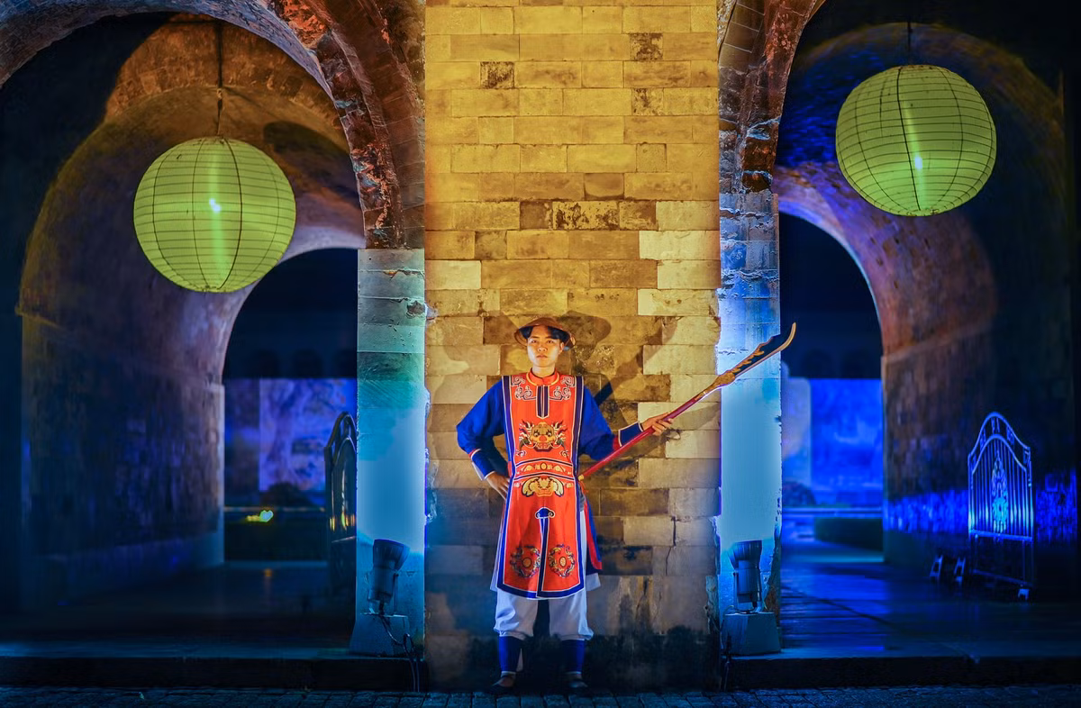 Nhân viên khu di tích trong trang phục lính gác thành, cung nữ... có nhiệm vụ hướng dẫn khách du lịch trải nghiệm.