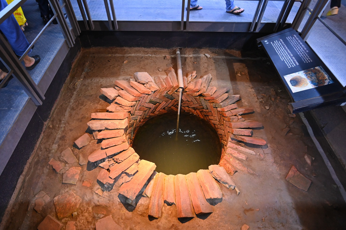 Một trong những điểm đáng chú ý ở đây là Giếng nước thời Trần (thế kỷ 13-14). Giếng có độ sâu 2,4 m, được xây bằng gạch với kỹ thuật xếp gạch hình "xương cá". Khi khai quật, các nhà khảo cổ đã tìm thấy trong lòng giếng nhiều đồ gốm và vật liệu kiến trúc thời Trần. Đây là giếng gạch có kỹ thuật xây dựng độc đáo, duy nhất kiểu này trong khu di tích khảo cổ 18 Hoàng Diệu.