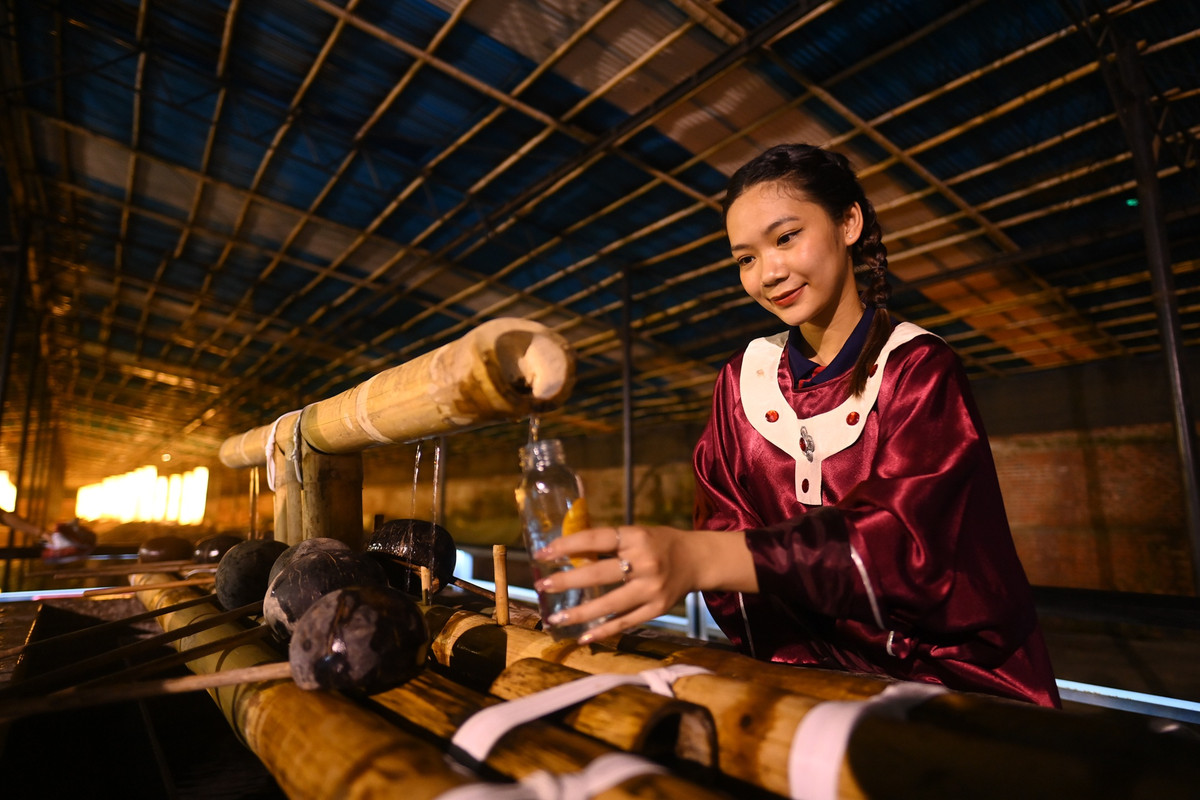 Nước Giếng Vua từ dưới được bơm lên thông qua hệ thống xử lý. Du khách có cơ hội tự tay lấy để uống. Giếng Vua không chỉ là dòng nước mát lành dùng trong sinh hoạt mà còn là biểu tượng cho sự linh thiêng và phúc lành.