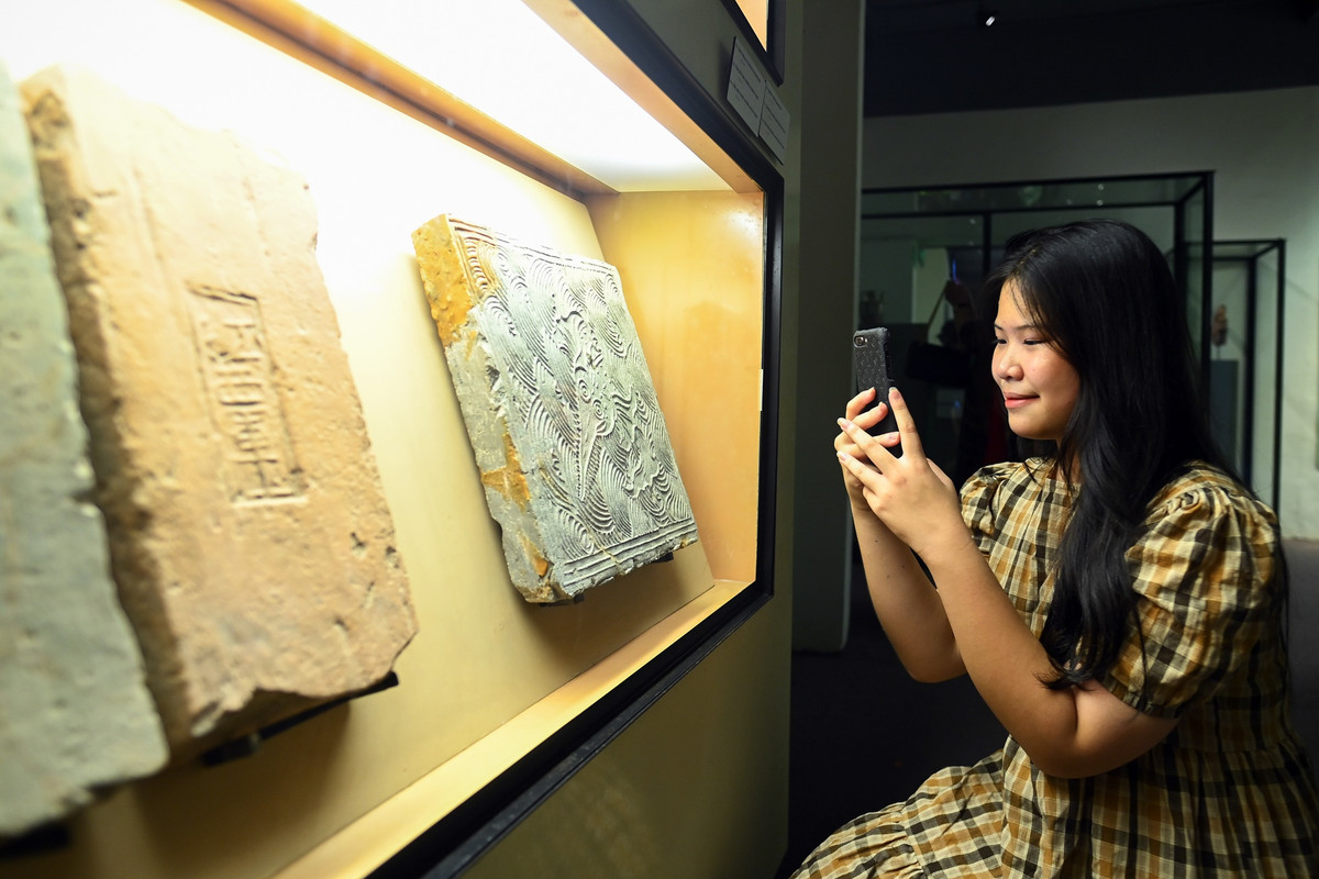 Lần đầu được chiêm ngưỡng những cổ vật có niên đại hàng nghìn năm tuổi, Dương (15 tuổi, Hà Nội) cảm thấy khá bất ngờ và thú vị. "Trải nghiệm thực tế này giúp em có thêm nhiều kiến thức lịch sử về các triều đại vua Việt Nam", Dương chia sẻ.