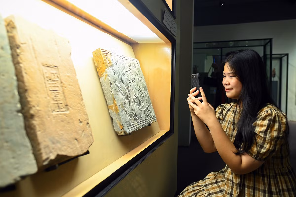 Lần đầu được chiêm ngưỡng những cổ vật có niên đại hàng nghìn năm tuổi, Dương (15 tuổi, Hà Nội) cảm thấy khá bất ngờ và thú vị. "Trải nghiệm thực tế này giúp em có thêm nhiều kiến thức lịch sử về các triều đại vua Việt Nam", Dương chia sẻ.