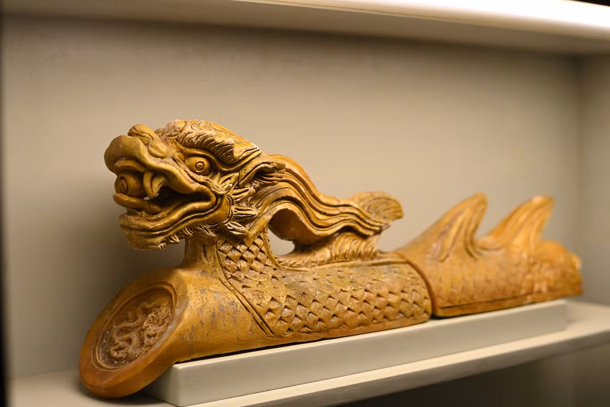 Du khách tham gia tour này có cơ hội chạm gần hơn vào lịch sử khi được chiêm ngưỡng những hiện vật gắn với các triều đại phong kiến Việt Nam.