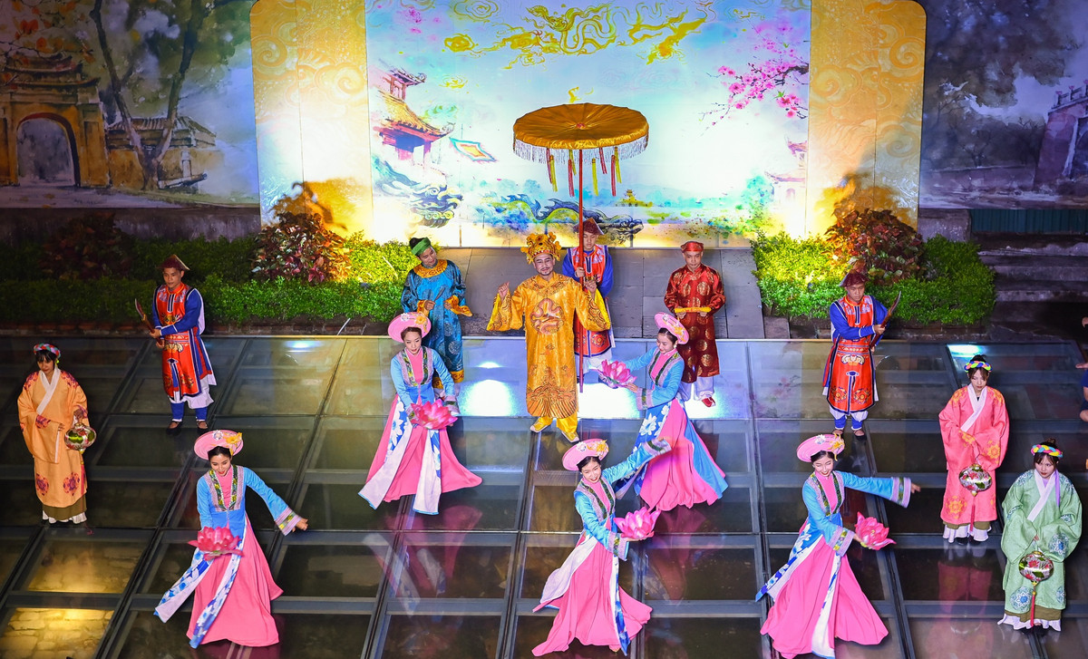 Mở đầu tour tham quan, ngay tại chân Đoan Môn (cổng thành cổ kính lớn nhất) du khách được xem màn tái hiện Lễ Thượng triều của vua chúa và điệu múa cổ "Cung đình Thăng Long".