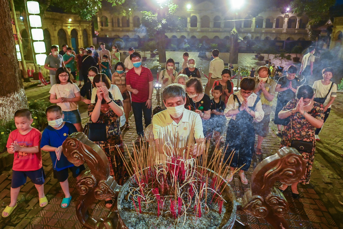 Nghi lễ dâng hương tại điện Kính Thiên, tưởng nhớ 52 vị tiên đế đã có công gìn giữ, bảo vệ non sông Việt Nam, mang đến nhiều cảm xúc cho khách tham quan.