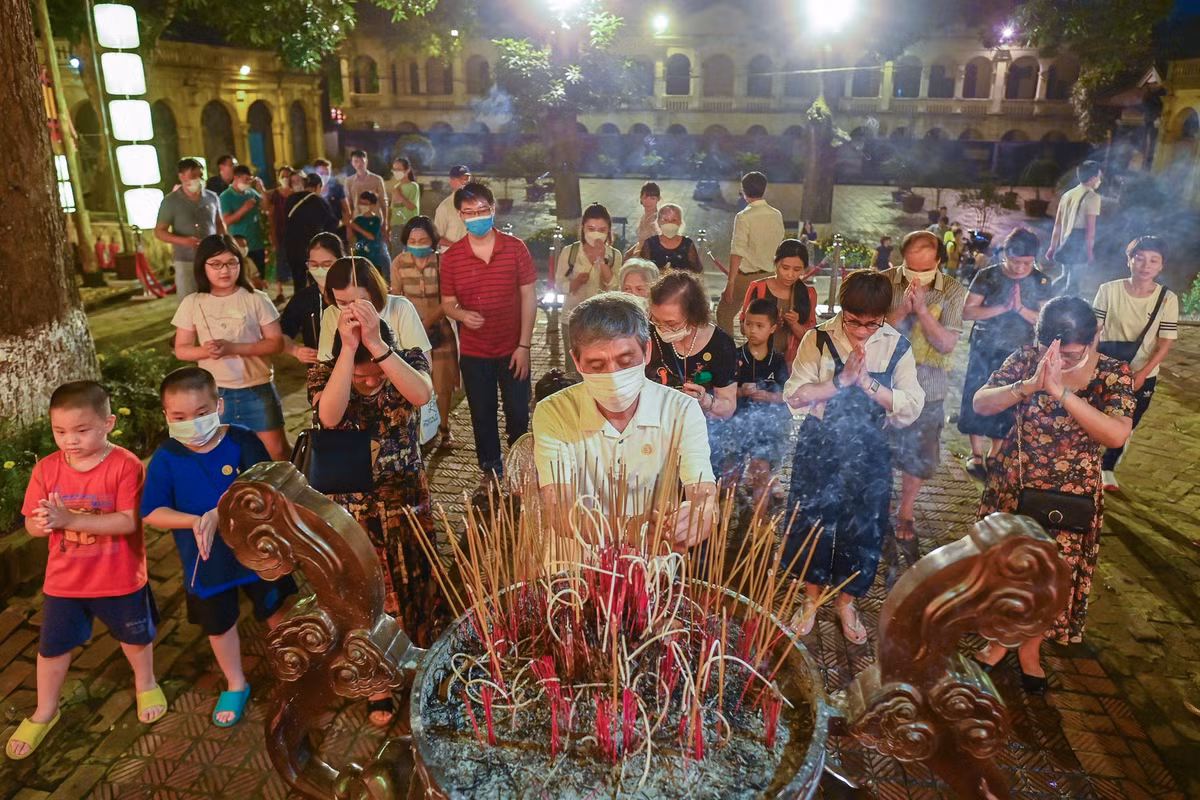 Nghi lễ dâng hương tại điện Kính Thiên, tưởng nhớ 52 vị tiên đế đã có công gìn giữ, bảo vệ non sông Việt Nam, mang đến nhiều cảm xúc cho khách tham quan.