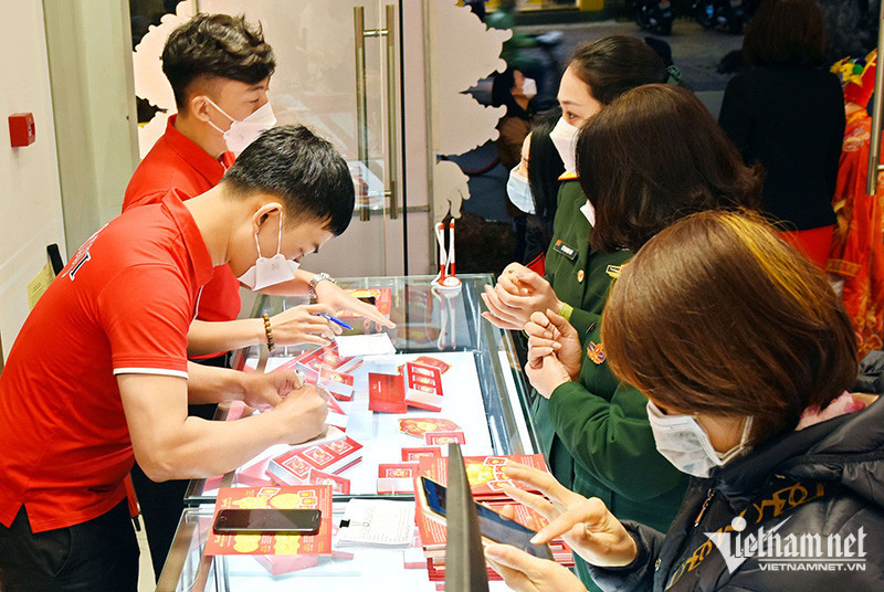 Gia vang hom nay 9/10: Giao dich tram lang-Hinh-2