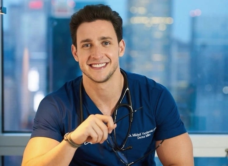 "Bác sĩ quyến rũ nhất" bị chỉ trích khi chuyển sang làm võ sĩ ảnh 1