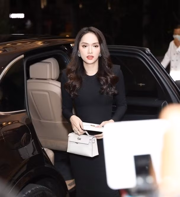 Cô kết hợp cùng túi xách Hermès màu trắng đắt đỏ. Nàng hậu chuộng màu trắng đen khi đi dự đám cưới.