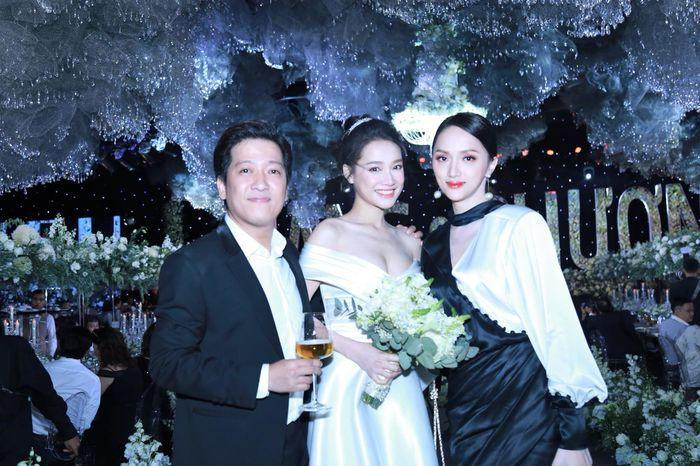 rong đám cưới Trường Giang - Nhã Phương, Hương Giang cũng khéo léo lựa chọn trang phục đen trắng, tóc tai giản dị và thêm chiếc túi hiệu 300 triệu làm điểm nhấn mà thôi.