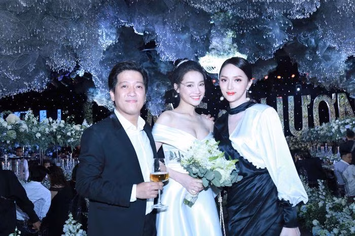 Trong đám cưới Trường Giang - Nhã Phương, Hương Giang cũng khéo léo lựa chọn trang phục đen trắng, tóc tai giản dị và thêm chiếc túi hiệu 300 triệu làm điểm nhấn mà thôi.