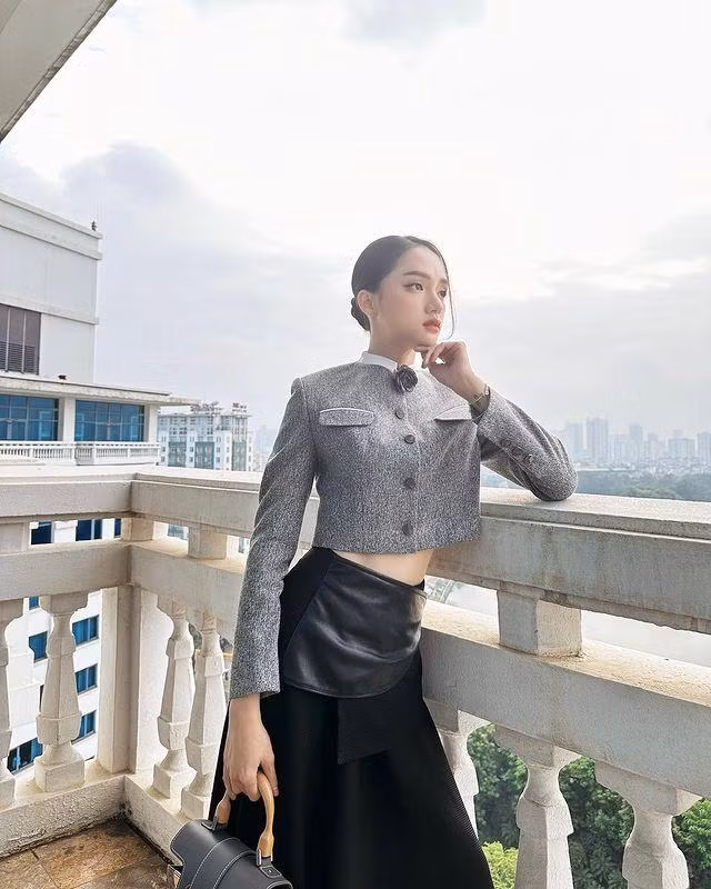 Không chọn những tông màu nổi bần bật như đỏ, hồng, xanh... người đẹp chuyển giới ưu ái bộ đồ màu đen - ghi sang trọng.