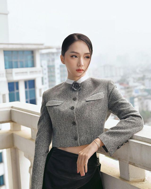 hẳng cần cầu kì, Hương Giang vẫn đủ thu hút ống kính truyền thông. Ai cũng phải xuýt xoa trước nhan sắc không lép vế nhân vật chính của nàng hậu chuyển giới.