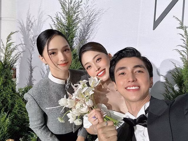 Dù cô dâu - chú rể không yêu cầu dresscode khắt khe, chỉ trừ màu trắng nhưng Hương Giang đã có màn lên đồ cực kì tinh tế và ghi điểm.