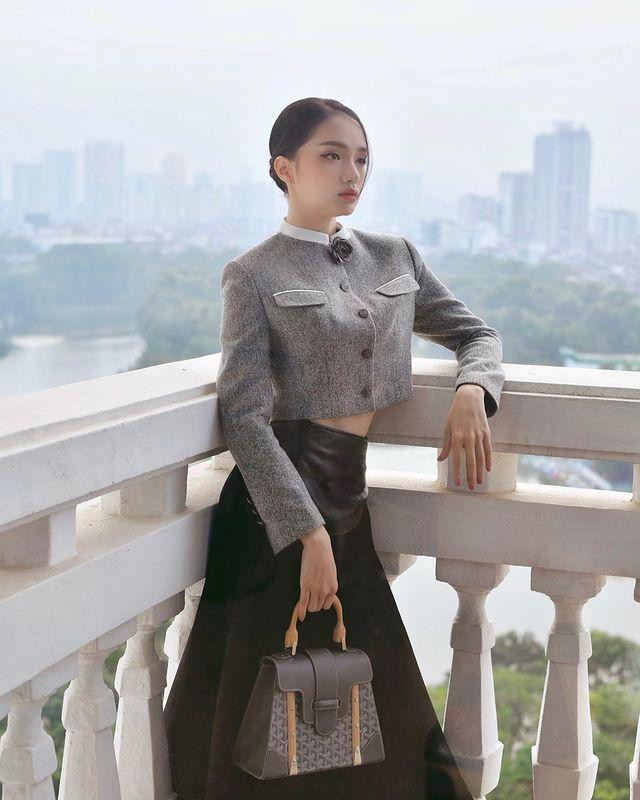 hời tiết Hà Nội chuyển mùa khá lạnh nên cô chọn áo dạ dáng croptop kết hợp chân váy midi và boots cao. Hương Giang nầng tầm diện mạo bằng chiếc túi hiệu đồng điệu giá hơn 100 triệu đồng.