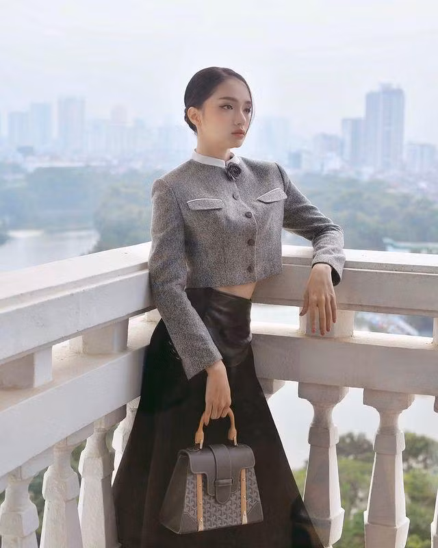 Thời tiết Hà Nội chuyển mùa khá lạnh nên cô chọn áo dạ dáng croptop kết hợp chân váy midi và boots cao. Hương Giang nầng tầm diện mạo bằng chiếc túi hiệu đồng điệu giá hơn 100 triệu đồng.
