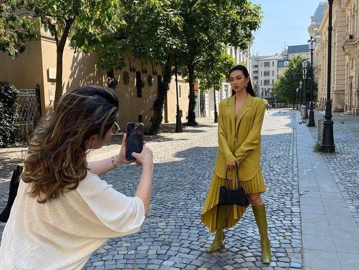 Chi 1 hanh dong cho thay Thuy Tien duoc chu tich Nawat 'cung hon trung'-Hinh-6